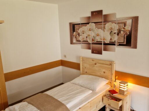 Zirbenbett 6 als Einzelbett mit Nachtkästchen, Gesamtansicht