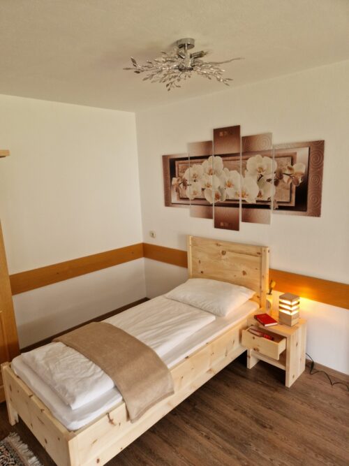 Zirbenbett 6 als Einzelbett mit Nachtkästchen, Gesamtansicht