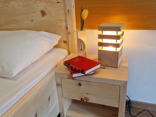 Zirbenbett 6 mit Kopfteil und Nachtkästchen mit Zirbenlampe