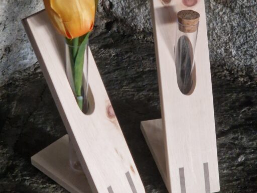 Vase Future aus Zirbenholz mit gelber Tulpe vor einer Felswand