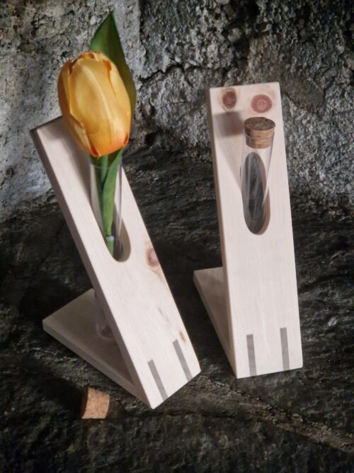 Vase Future aus Zirbenholz mit gelber Tulpe vor einer Felswand