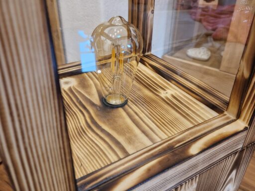 Stehlampe Flame aus Zirbenholz, Nahaufnahme des Leuchtkopfs mit Glühbirne