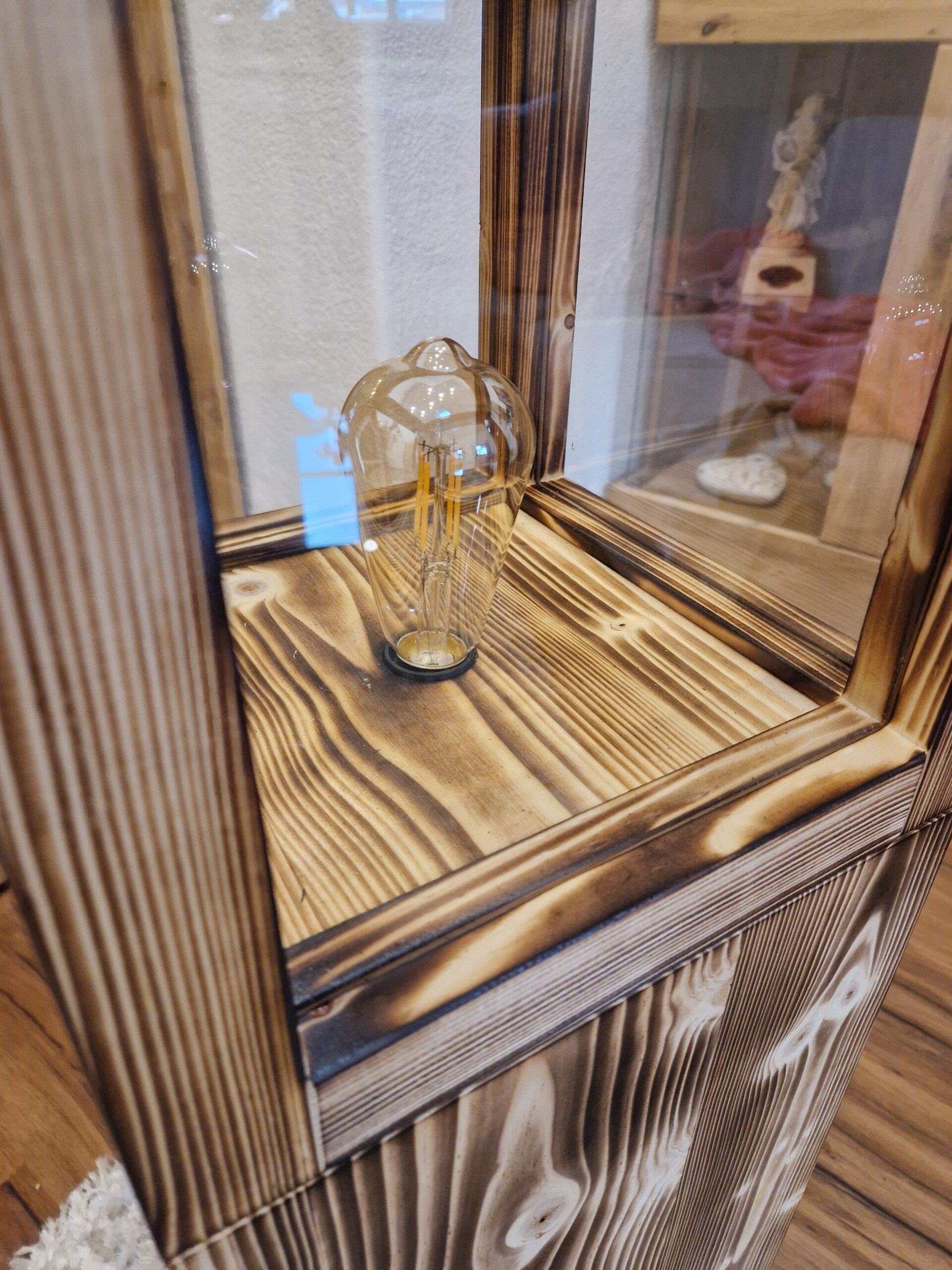 Stehlampe Flame aus Zirbenholz, Nahaufnahme des Leuchtkopfs mit Glühbirne