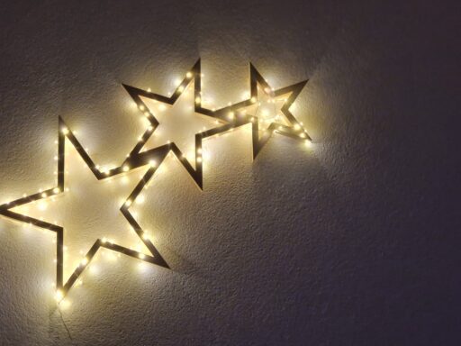 Sternschnuppe aus Zirbenholz mit warmer Lichterkette, Nahaufnahme
