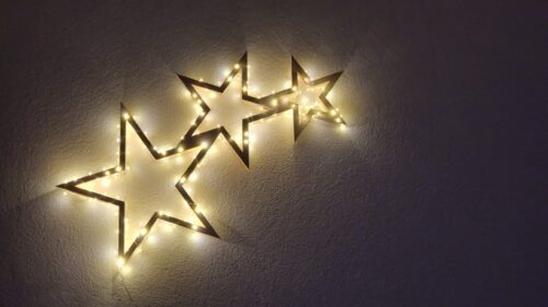 Sternschnuppe aus Zirbenholz mit warmer Lichterkette, Nahaufnahme