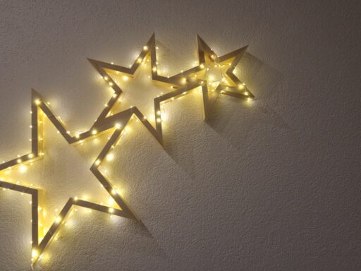 Sternschnuppe aus Zirbenholz, beleuchtet, schräge Ansicht