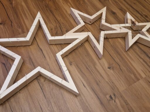 Sternschnuppe aus Zirbenholz ohne Beleuchtung auf einem Holzboden