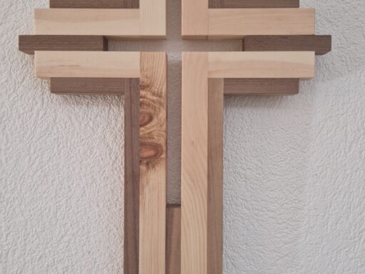 Wandkreuz aus Zirbenholz mit zweifarbigem Lattenmuster