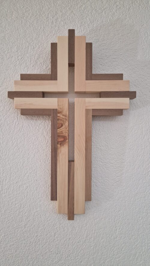 Wandkreuz aus Zirbenholz mit zweifarbigem Lattenmuster