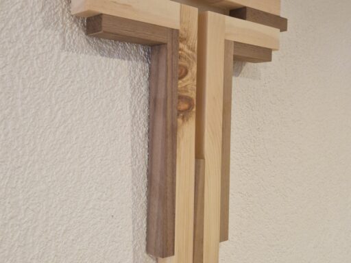 Wandkreuz aus Zirbenholz, schräge Ansicht des Lattenmusters