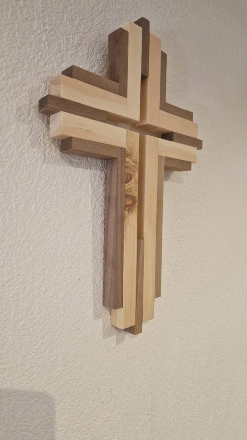 Wandkreuz aus Zirbenholz, schräge Ansicht des Lattenmusters