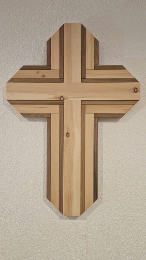 Wandkreuz aus Zirbenholz mit breiten Lattenbalken an heller Wand