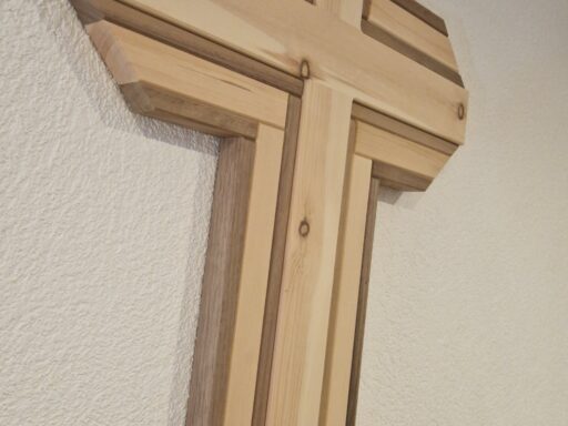 Wandkreuz aus Zirbenholz mit Lattenmuster, leicht schräge Ansicht