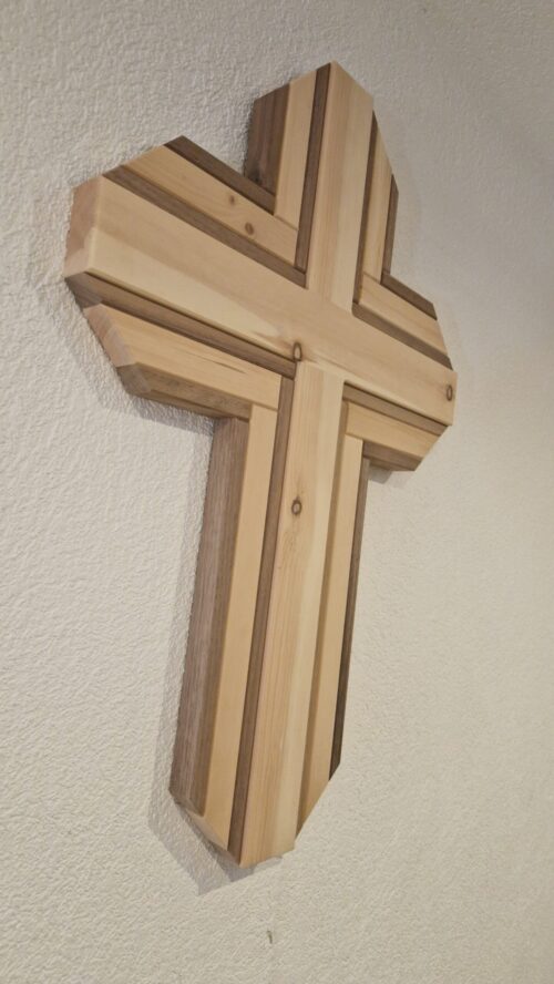 Wandkreuz aus Zirbenholz mit Lattenmuster, leicht schräge Ansicht