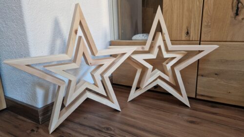 Weihnachtssterne aus Zirbenholz in zwei Größen, weiß und natur