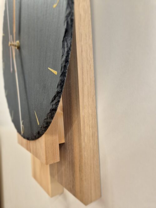 Runde Wanduhr aus Schiefer auf Zirbenholz, schräge Ansicht