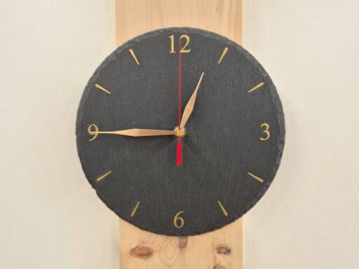 Wanduhr Stone mit dunklem Zifferblatt auf Zirbenholz