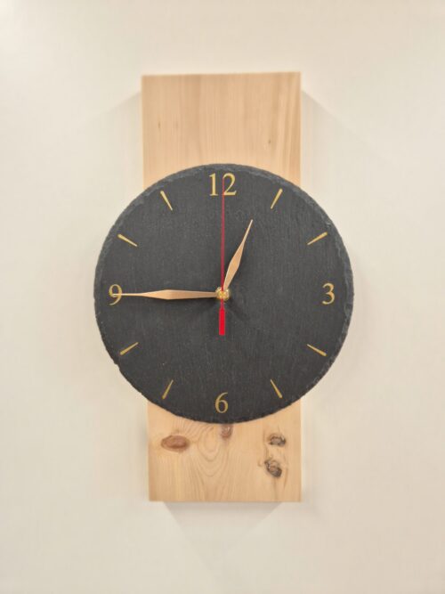 Wanduhr Stone mit dunklem Zifferblatt auf Zirbenholz