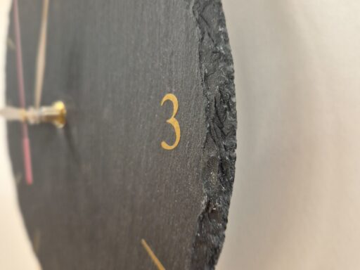 Wanduhr Stone, Nahaufnahme des Schieferzifferblatts