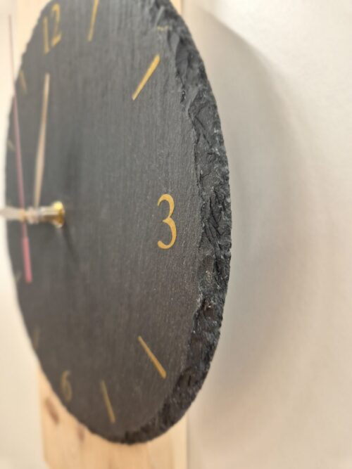 Wanduhr Stone, Nahaufnahme des Schieferzifferblatts
