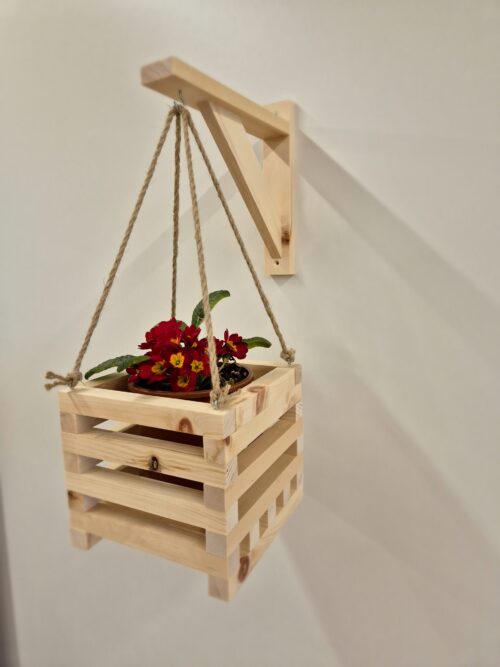 Blumenampel aus Zirbenholz an Juteseilen, seitliche Ansicht mit blühender Primel