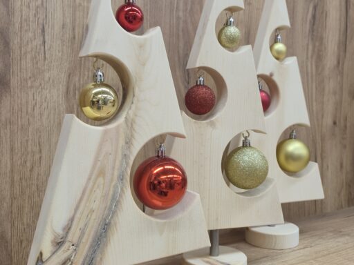 Weihnachtsbäume aus Zirbenholz mit Christbaumkugeln, schräge Ansicht