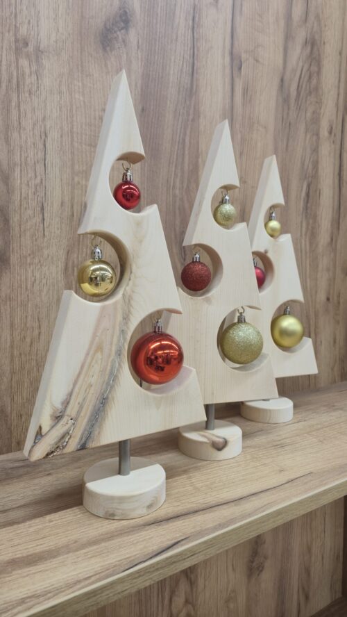 Weihnachtsbäume aus Zirbenholz mit Christbaumkugeln, schräge Ansicht