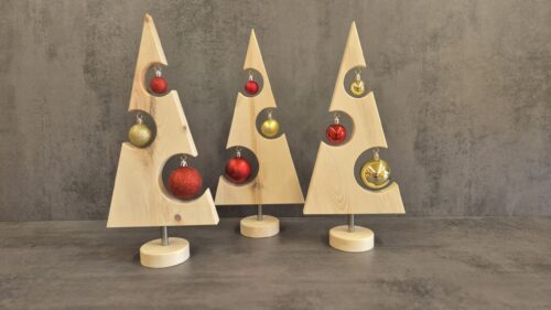 Drei Weihnachtsbäume aus Zirbenholz mit roten und goldenen Kugeln