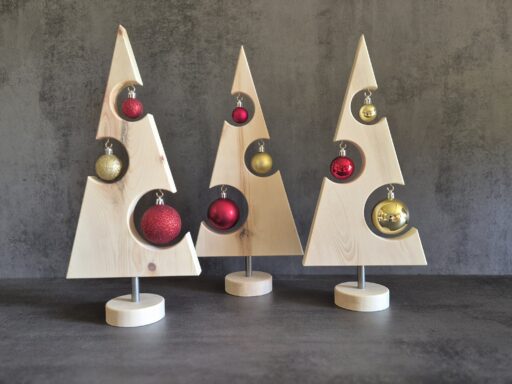 Zwei Weihnachtsbäume aus Zirbenholz auf Holzsockeln