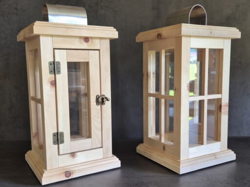Zwei Laternen aus Zirbenholz mit Glastüren und Metallgriffen nebeneinander