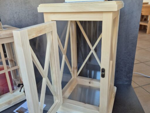 Laterne aus Zirbenholz mit geöffneter Tür, Blick in den Innenraum