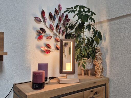 Tischlampe aus Zirbenholz auf einer Kommode im Wohnraum