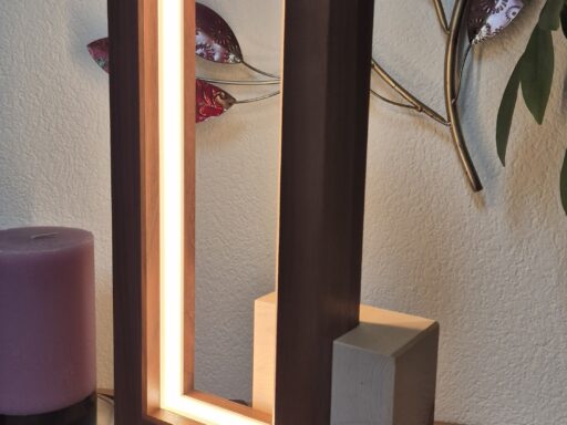 Tischlampe aus Zirbenholz mit umlaufendem Lichtrahmen