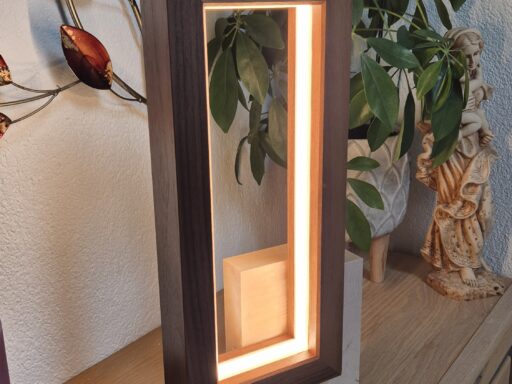 Tischlampe aus Zirbenholz neben einer Zimmerpflanze