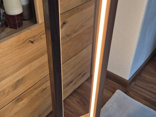 Stehlampe aus Zirbenholz mit Lichtrahmen, Nahaufnahme