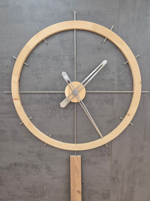 Wanduhr Zirbe XXL mit großem Holzring an grauer Wand