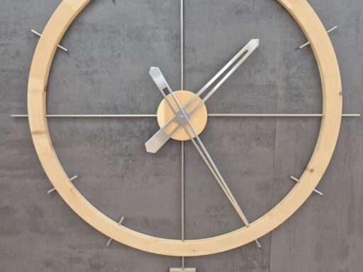 Wanduhr Zirbe XXL mit großem Holzring an grauer Wand