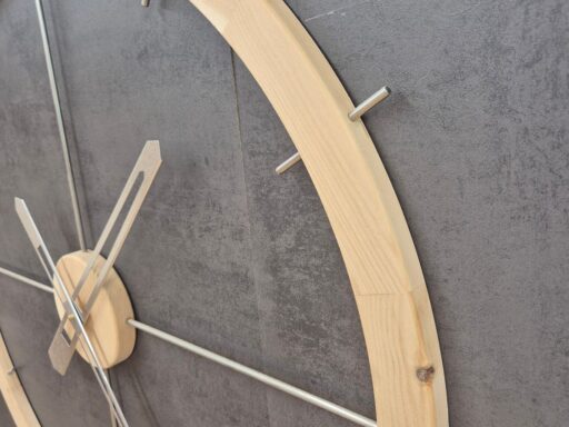 Wanduhr Zirbe XXL, schräge Ansicht des Rings