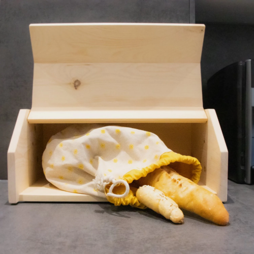 Brotdose Deluxe aus Zirbenholz, geöffnet mit Brot und Stoffbeutel