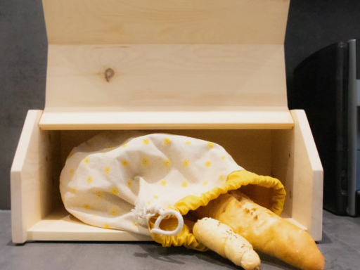 Brotdose Deluxe aus Zirbenholz, geöffnet mit Brot und Stoffbeutel