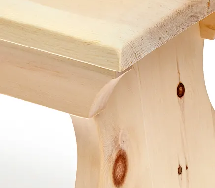 Schemel aus Zirbenholz, Nahaufnahme der Sitzfläche mit Astauge