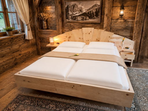Zirbenbett Modell 7 mit Astkopfteil in einem Schlafzimmer aus Altholz