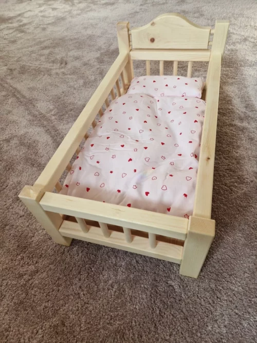 Puppenbett aus Zirbenholz von vorne