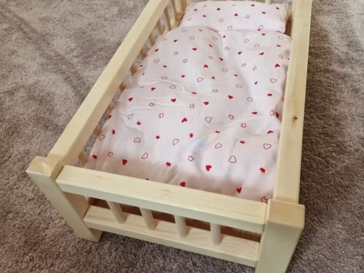 Puppenbett aus Zirbenholz von vorne