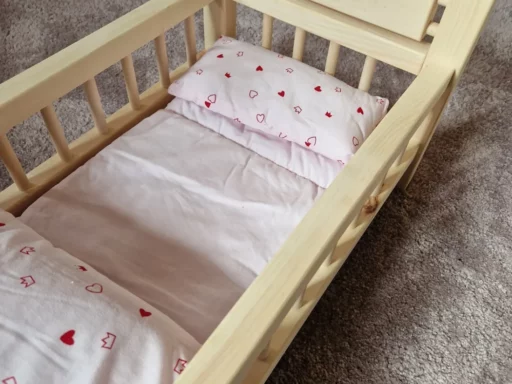 Puppenbett aus Zirbenholz schräg von oben