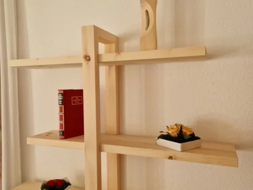 Wandregal aus Zirbenholz mit verschiebbaren Fächern