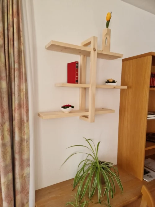 Wandregal aus Zirbenholz an der Wand montiert, Fächer mit Buch und Schale