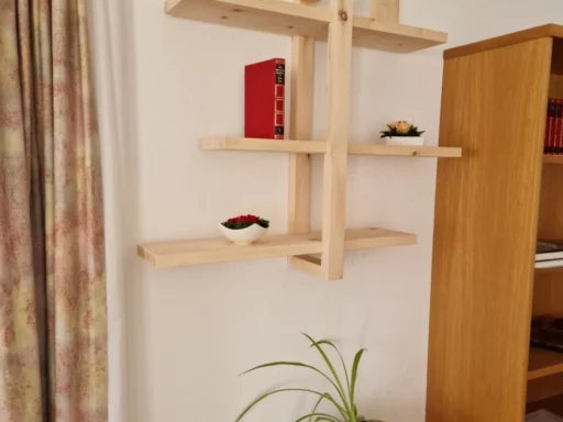 Wandregal aus Zirbenholz an der Wand montiert, Fächer mit Buch und Schale