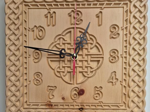 Quadratische Wanduhr aus Zirbenholz mit keltischem Knoten