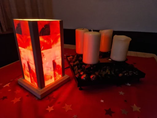 Zirbenlampe mit Nusseinlagen, warm beleuchtet